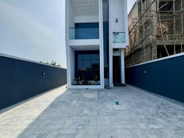 5 BED FULLY DETACHED DUPLEX