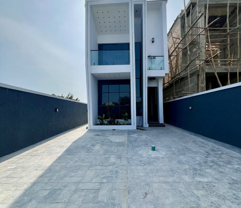 5 BED FULLY DETACHED DUPLEX